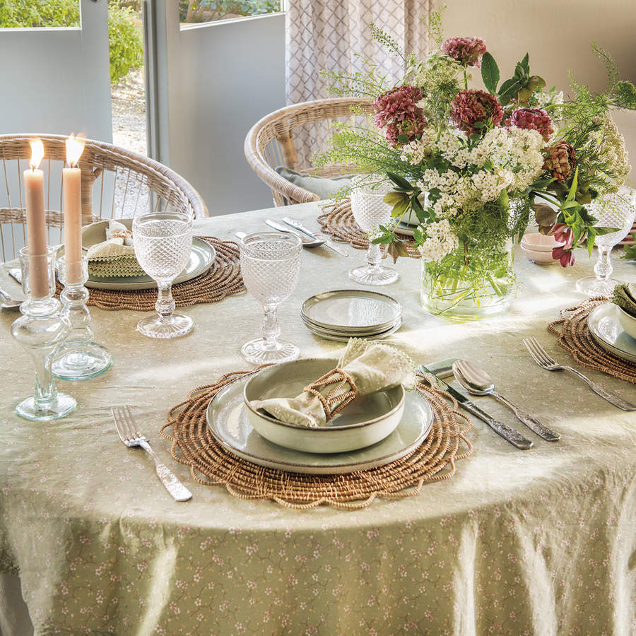 Mesa de comedor romántica con flores